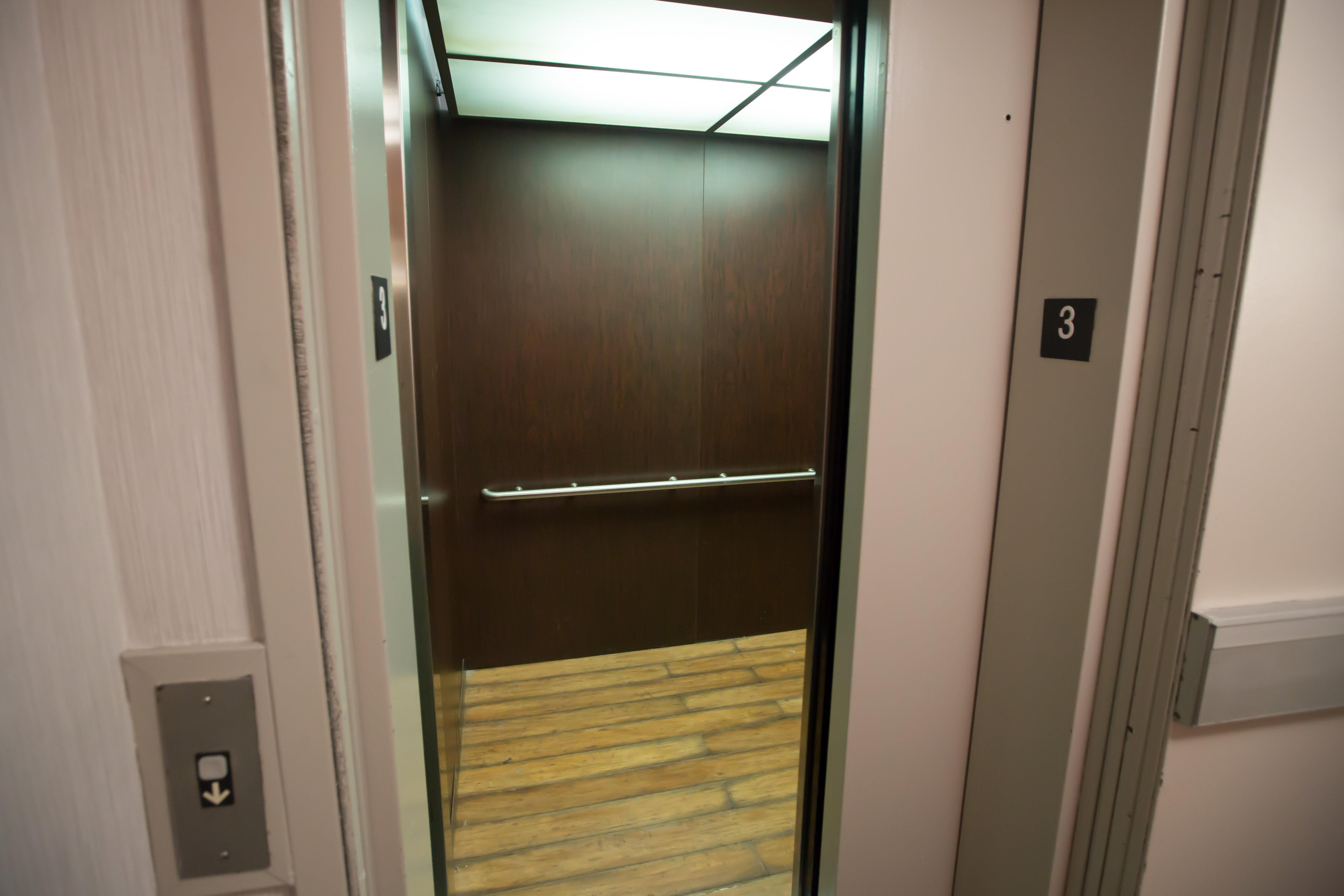 Holiday Inn Express Hotel & Suites Madison By Ihg Exteriör bild