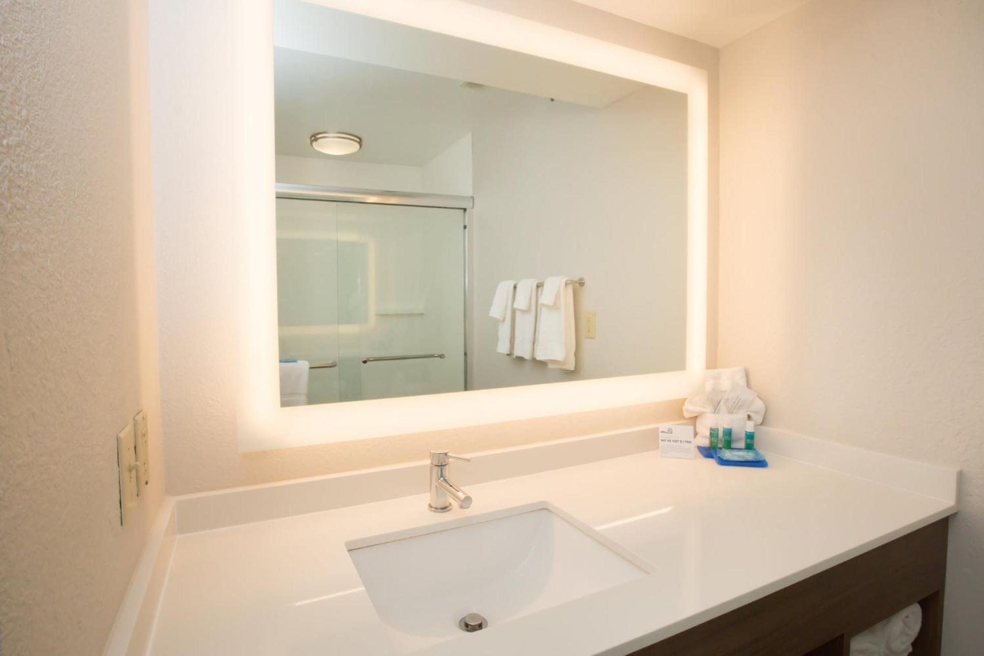 Holiday Inn Express Hotel & Suites Madison By Ihg Exteriör bild