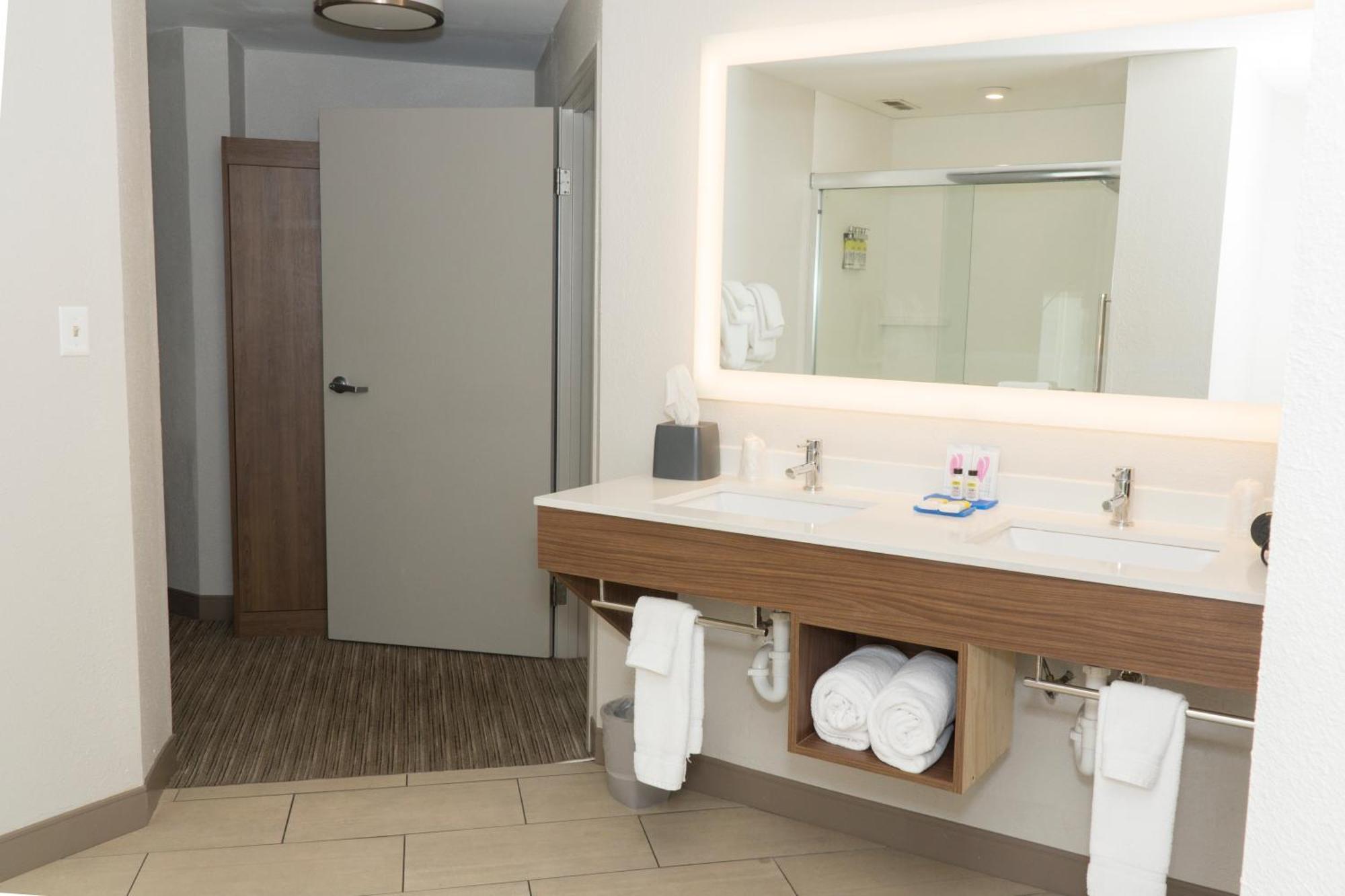 Holiday Inn Express Hotel & Suites Madison By Ihg Rum bild
